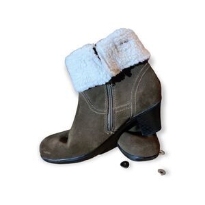 Clark's dark green sage  Suede  Winter cotton fold down size 8 ankle